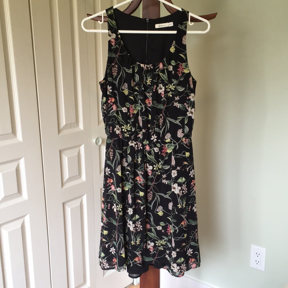 Sleeveless floral flowy dress